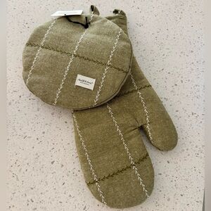 Hearth & Hand Quilted Oven Mitt and Pot Holder Set